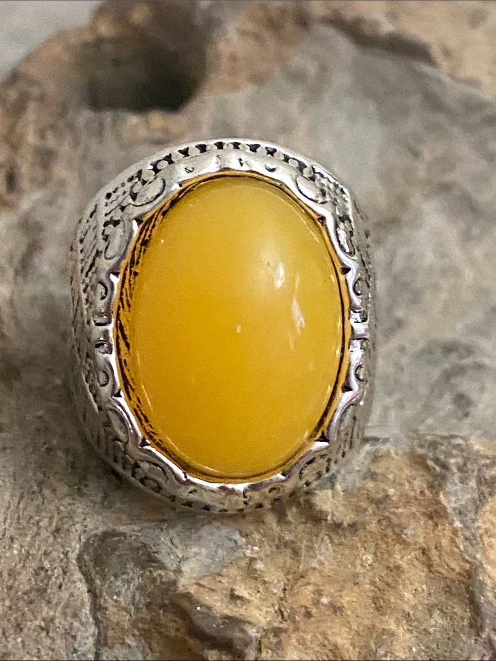 5/$10❤️❤️❤️New Ornate Design Yellow Acrylic Cabochon Ring
